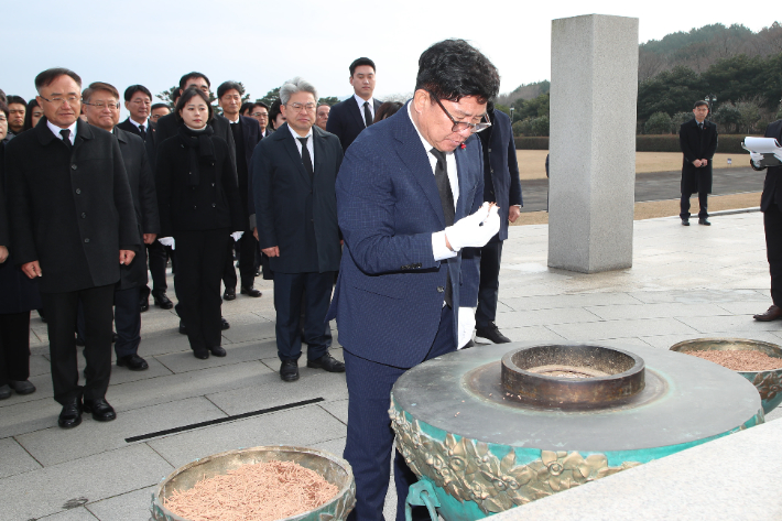 김경학 제주도의회 의장 등 도의원들이 1일 제주4.3 평화공원에서 참배하고 있다. 제주도의회 