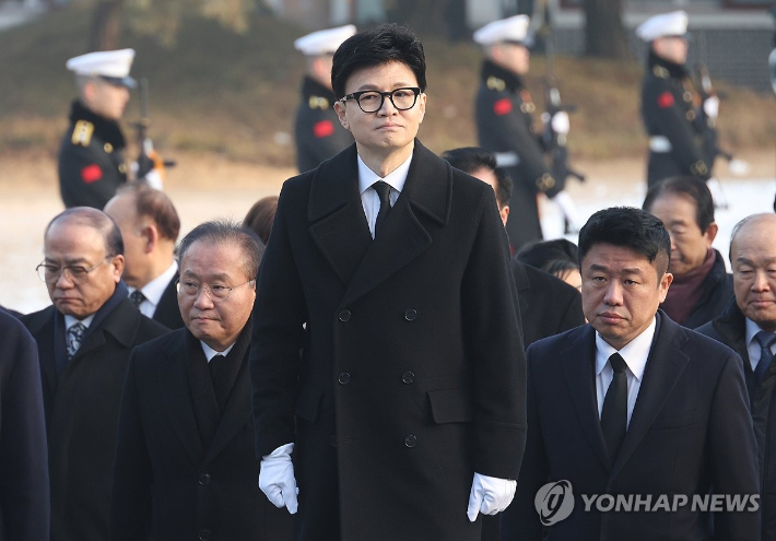 (서울=연합뉴스) 신준희 기자 = 국민의힘 <BR>한동훈 비상대책위원장이 1일 국립서울현충원을 참배하고 있다.<BR> 2024.1.1 hama@yna.co.kr 연합뉴스