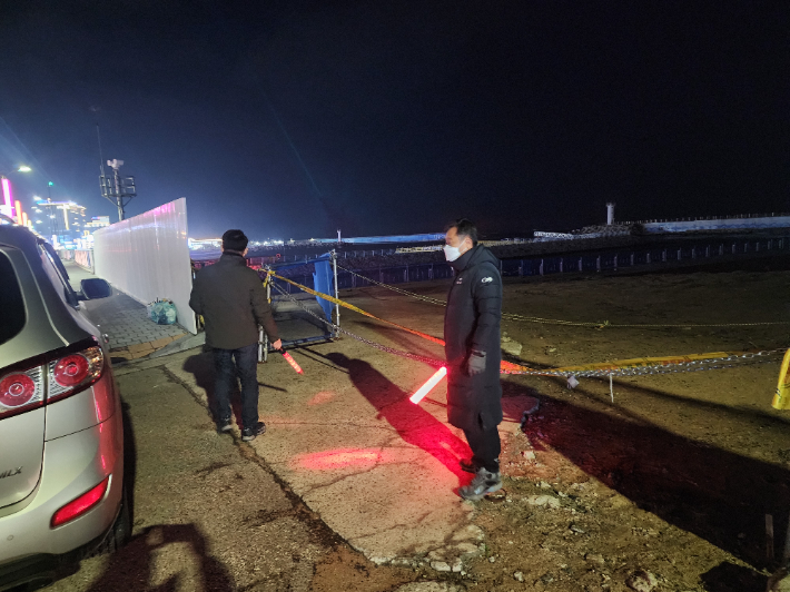 1일 오후 해안가 출입을 통제하고 있는 공무원들. 속초시 제공