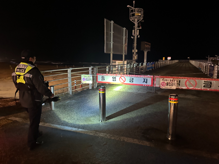 1일 오후 강릉항 방파제 진입로에서 지진해일 대비 예방순찰을 하고 있는 해경. 동해해양경찰서 제공 