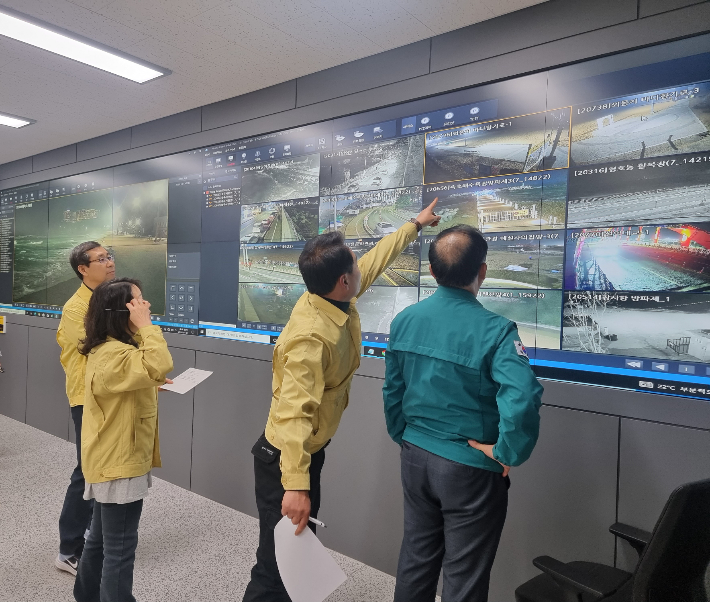 속초시재난안전대책본부(본부장 이병선 시장)은 1일 오후 5시 30분 상황판단회의를 거쳐 각 항포구에 대한 긴급 안전대책을 주문하고 비상대응체제 가동에 들어갔다. 속초시 제공