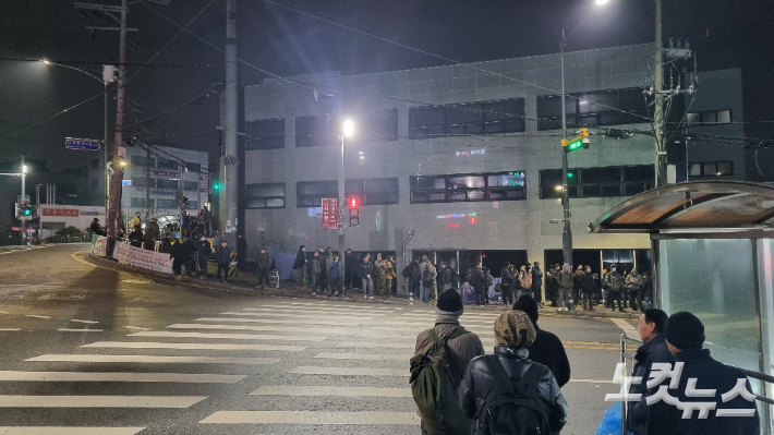 2024년 갑신년 새해 첫 날인 1일 새벽, 일용직 노동자 50여 명이 일감을 구하기 위해 새벽 인력시장으로 모였다. 양형욱 기자