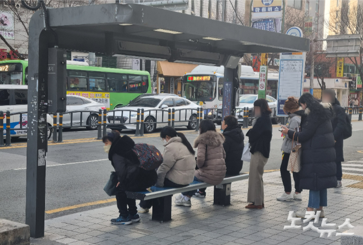 2024년 갑진년 첫 출근을 위해 버스를 기다리는 시민들. 김혜민 기자 