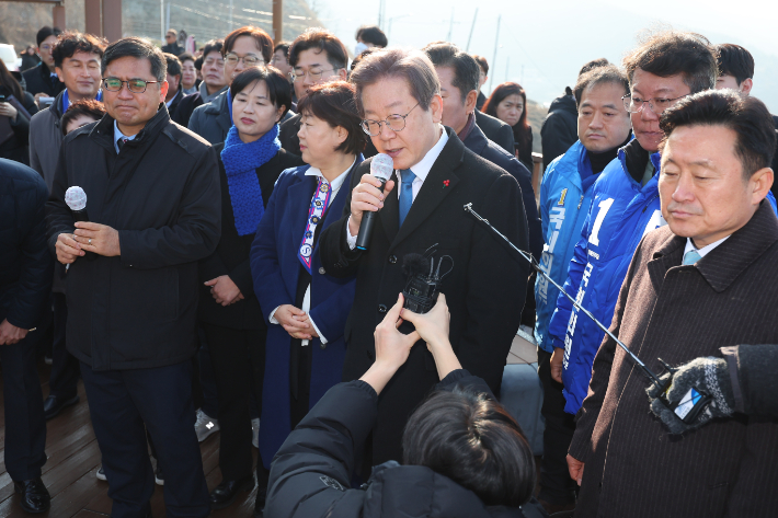 더불어민주당 이재명 대표가 2일 신공항 예정 부지인 부산 강서구 가덕도 대항전망대를 찾아 발언하고 있다. 연합뉴스