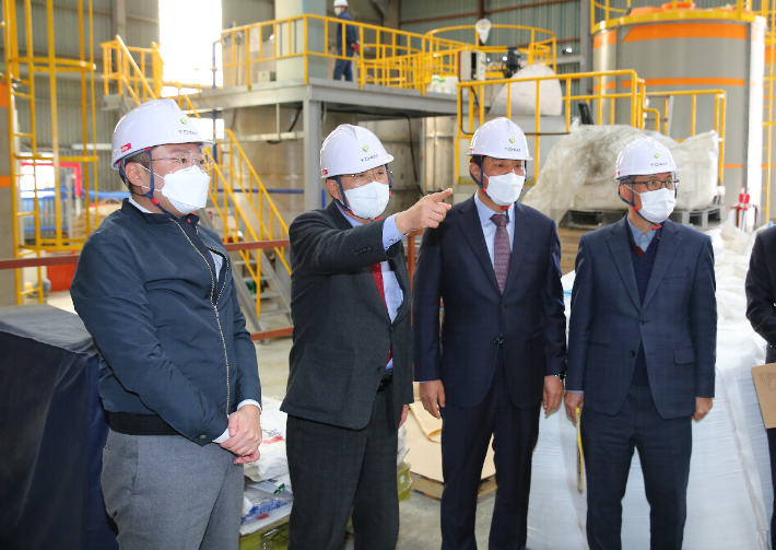 주낙영 경주시장이 지역 기업을 방문해 생산현장과 제품을 살펴보고 있다. 경주시 제공