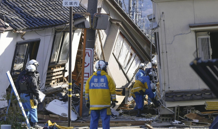 2일 지진으로 무너진 일본 이시카와현 와지마시의 건물 근처에서 경찰이 구조 작업을 벌이고 있다. 전날 이시카와현 노토 반도에서 규모 7.6의 강진이 발생했고, 이날 오전까지 여진이 이어졌다. 연합뉴스 
