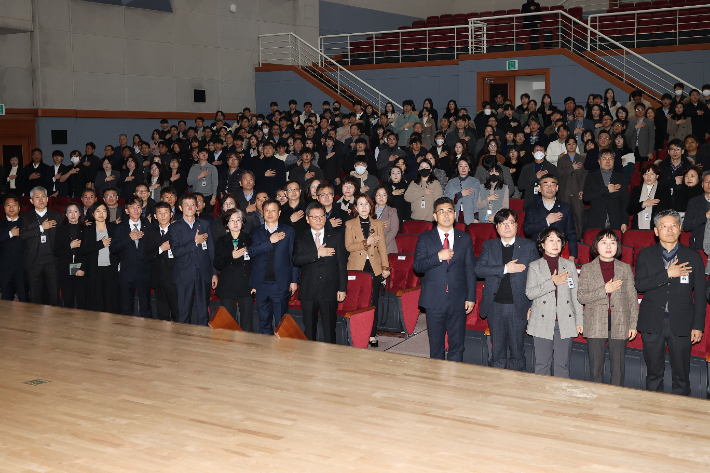 강릉시는 2일 오전 10시 시청 대강당에서 2024년 시무식을 갖고 새해 희망찬 업무에 돌입했다. 강릉시 제공