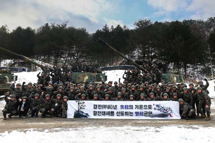 2일 육군 제2군단 장병들이 동시통합훈련을 실시한 뒤 확고한 결전태세 선도를 다짐하며 파이팅을 외치는 모습. 2군단 제공