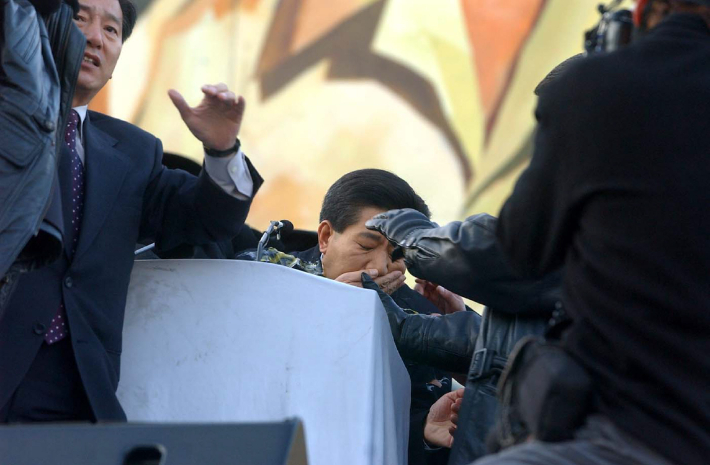 고 노무현 전 대통령이 대선후보 시절 연설도중 날아온 계란을 맞았을 당시의 모습. 연합뉴스