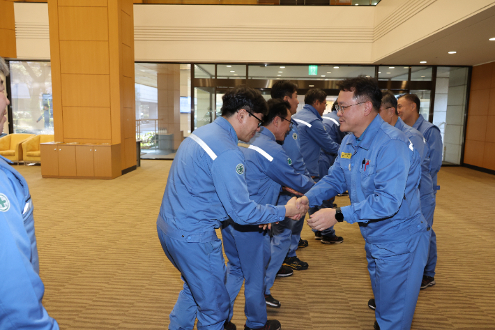 천시열 신임 포항제철소장이 직원들과 악수를 나누고 있다. 포스코 제공