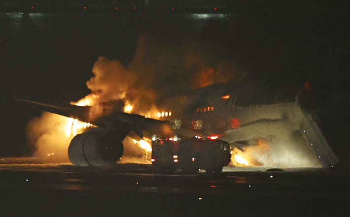 2일 오후 일본 하네다 공항 활주로에 착륙하던 일본항공(JAL) 소속 항공기가 화염에 휩싸여 있다. 현지 공영방송인 NHK가 촬영한 영상을 보면 이 항공기가 C 활주로에 착륙하는 도중 불이 붙었다. NHK는 이 항공기가 오후 5시40분 착륙 예정이던 홋카이도 신치토세 공항에서 출발한 516편이라고 전했다. 연합뉴스