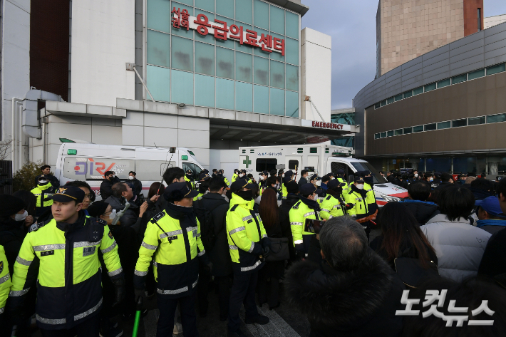 2일 신원 미상의 남성으로부터 피습을 당한 이재명 더불어민주당 대표가 이송된 서울대병원 응급의료센터 앞에 경찰이 배치돼 있다. 박종민 기자