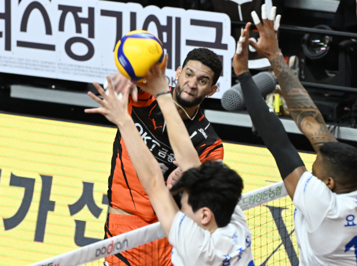 레오의 공격을 막는 삼성화재 선수들. 한국배구연맹