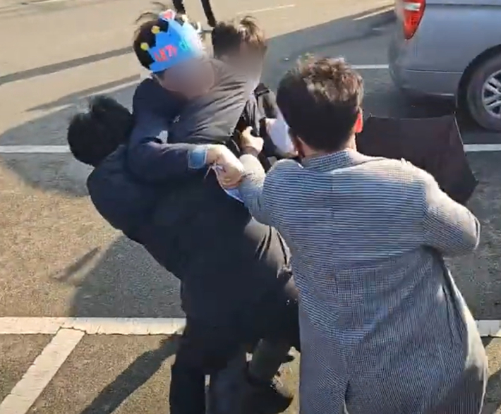 2일 부산 가덕도 신공항 부지를 방문한 더불어민주당 이재명 대표를 흉기로 공격한 피의자가 현장에서 경찰에 체포되고 있다. 바른소리TV 유튜브 캡처