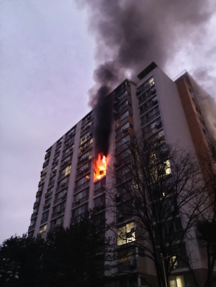 지난 2일 화재가 발생한 경기 군포시 산본동 아파트. 경기도소방재난본부 제공 