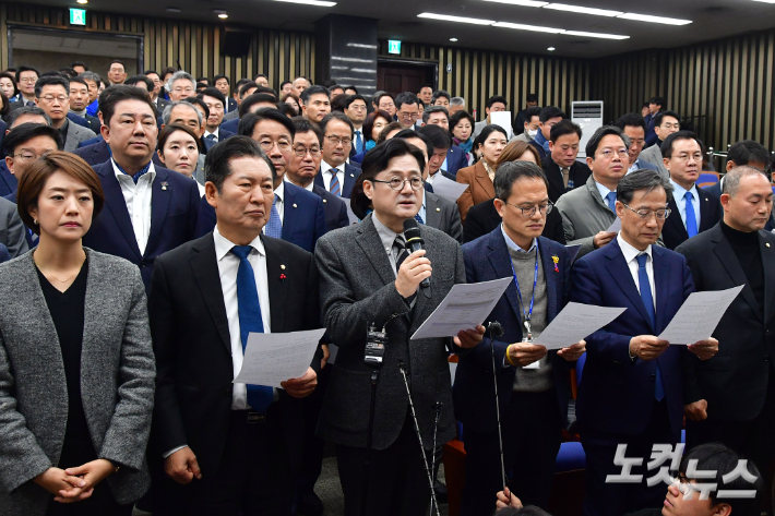 더불어민주당 홍익표 원내대표가 3일 서울 여의도 국회에서 비상의원총회를 마치고 이재명 대표 피습과 관련 입장문을 발표하고 있다. 윤창원 기자