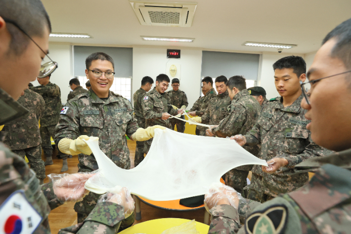 치즈 만들기 체험 중인 35사단 장병들. 임실군 제공