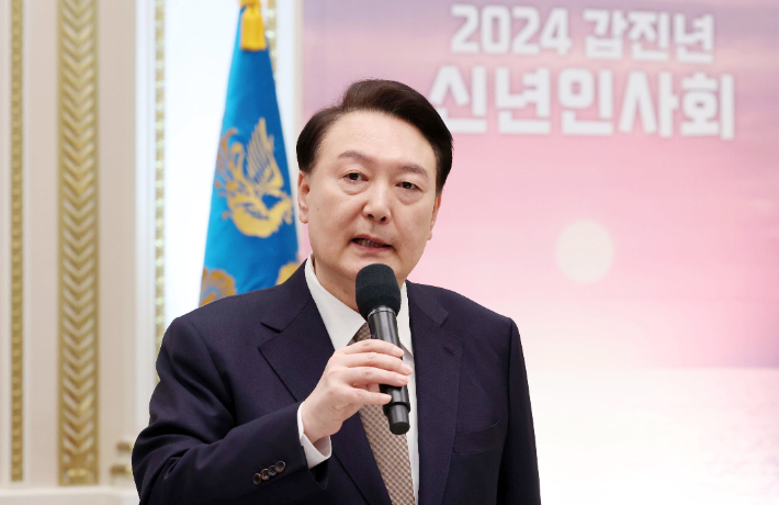 윤석열 대통령이 3일 청와대 영빈관에서 열린 '2024년 신년 인사회'에 참석해 발언하고 있다. 연합뉴스