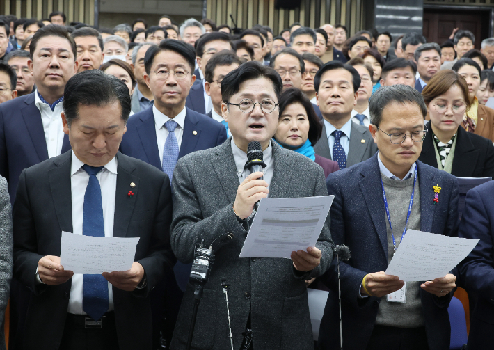 더불어민주당 홍익표 원내대표가 3일 오전 국회에서 비공개 비상의원총회를 마치며 당 대표 피습과 관련해 입장문을 발표하고 있다. 연합뉴스