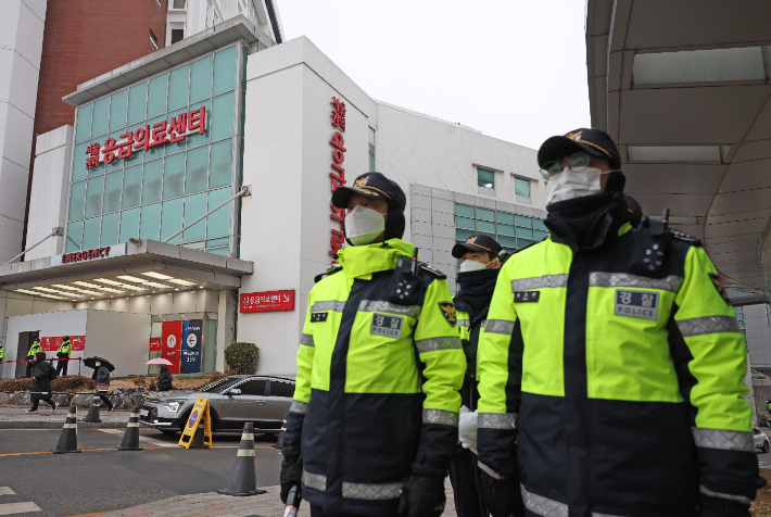 더불어민주당 이재명 대표가 흉기 습격을 받고 치료 중인 3일 오전 서울 종로구 서울대병원 앞에서 경찰들이 경계 근무를 서고 있다. 연합뉴스