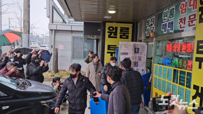 경찰이 이재명 대표를 흉기를 찌른 김모씨의 자택과 부동산 사무실을 압수수색했다. 인상준 기자