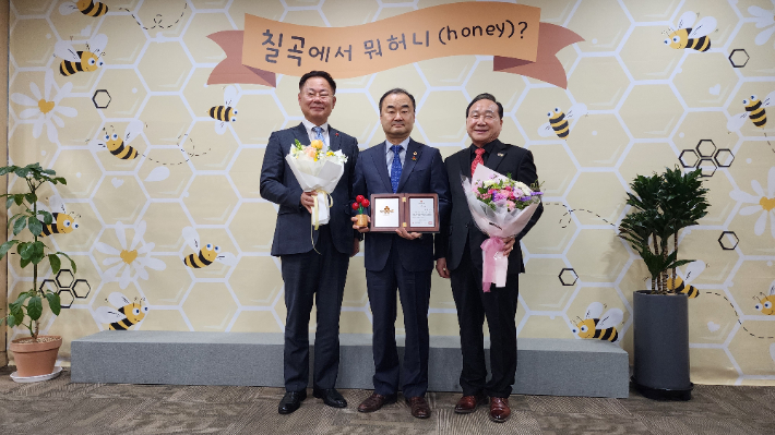 경상북도의회 박규탁 도의원(가운데)은 3일 2024년 첫 아너소사이어티 회원으로서 이름을 올렸다. 경북도의회 제공