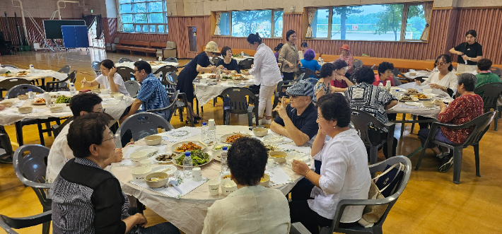 양육훈련 프로그램을 받고 있는 성도들의 모습 