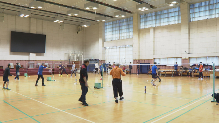 성도들과 지역 주민들로 구성된 일산순복음영산교회 배드민턴동호회원들이 주일 오후 교회 체육관에서 운동하고 있는 모습 