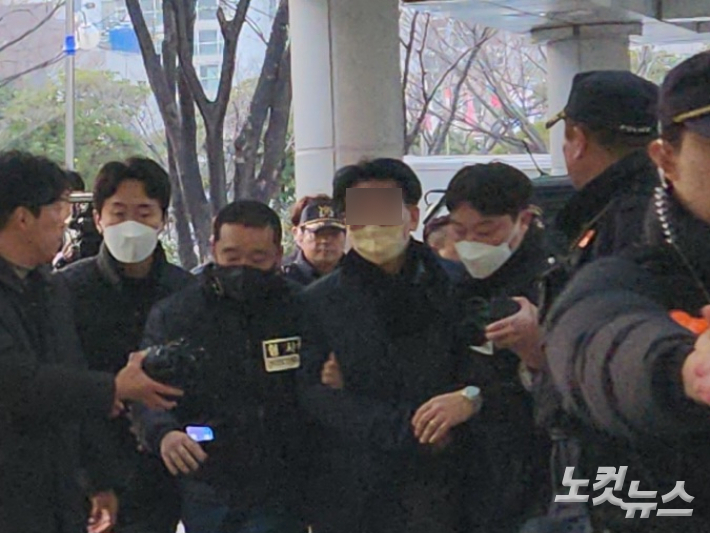 이재명 더불어민주당 대표를 흉기로 공격한 60대 남성 김모씨가 2일 부산경찰청으로 압송되고 있다. 정혜린 기자