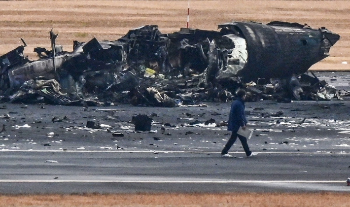 지난 2일 일본 도쿄 하네다공항 활주로에서 일본항공(JAL) 여객기와 충돌해 폭발했던 해상보안청 항공기 잔해가 3일 시커멓게 불탄 채 널브러져 있다. 연합뉴스