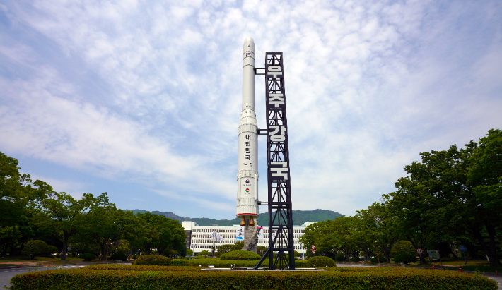 경남도청에 세워진 누리호 모형. 경남도청 제공 