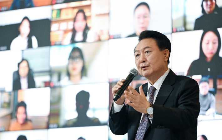 윤석열 대통령이 4일 경기도 용인시 중소기업인력개발원에서 '국민과 함께하는 민생토론회' 형식으로 열린 기획재정부의 2024년 신년 업무보고에서 발언하고 있다. 대통령실 제공