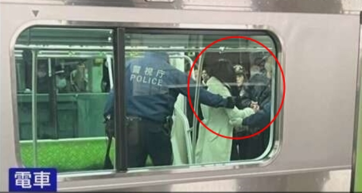 경찰에게 체포된 JR야마노테선 흉기난동 용의자. NHK 방송 화면 캡처