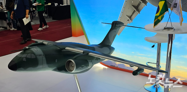 지난해 10월 열린 ADEX 2023에서 엠브라에르사 부스에 전시된 C-390 수송기 모형. 김형준 기자