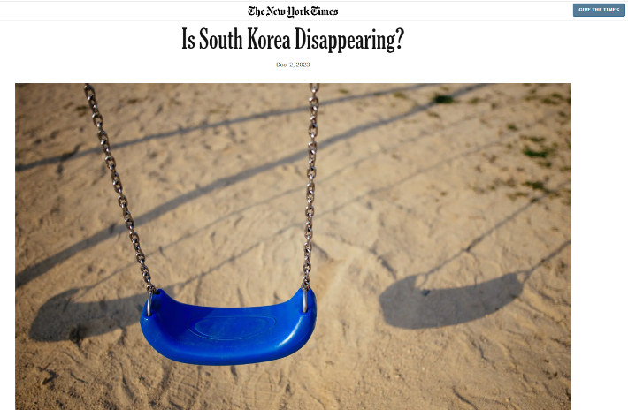 지난해 12월 2일 미국 뉴욕타임스(NYT)에 게재된 '한국은 소멸하는가(Is South Korea Disappearing?)'라는 제목의 칼럼. 2022년 기준 0.7명대를 기록한 한국의 저출산을 14세기 당시 유럽의 흑사병에 빗대 화제가 됐다. NYT 화면 캡처