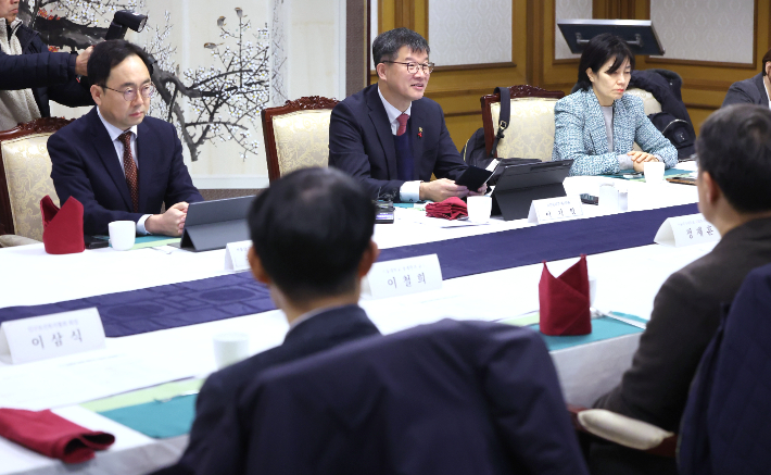 지난달 28일 보건복지부와 저출산고령사회위원회가 주최한 '저출산 극복을 위한 제3차 전문가 자문회의'에서 이기일 복지부 1차관(가운데)이 발언하고 있다. 복지부 제공