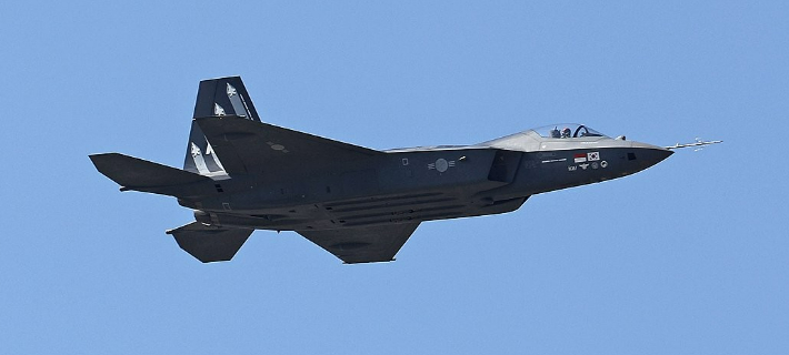 지난해 10월 ADEX 2023에서 일반에 비행시범을 보이는 KF-21. 연합뉴스