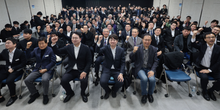 개혁신당 신년하례회서 구호 외치는 이준석 전 대표. 연합뉴스