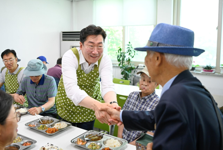 노인 급식 봉사활동에 나선 원강수 원주시장. 원주시 제공 