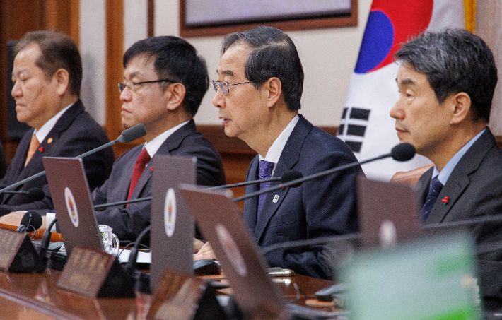 한덕수 국무총리가 5일 오전 서울 종로구 정부서울청사에서 열린 임시국무회의에 참석해 국회에서 이송된 이른바 '쌍특검법'에 대한 정부의 입장을 말하고 있다. 연합뉴스