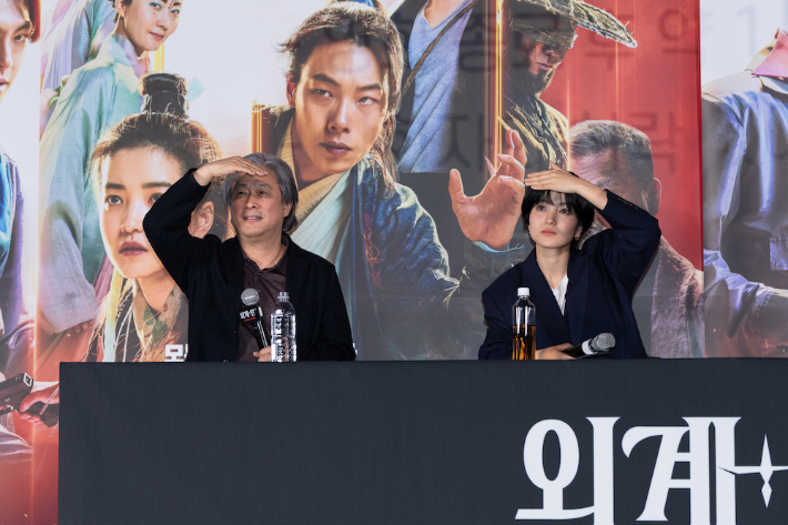 영화 '외계+인' 2부 무비토크에 참석한 박찬욱 감독과 김태리. CJ ENM 제공