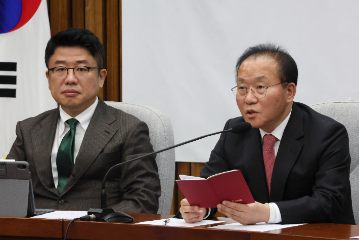 국민의힘 윤재옥 원내대표가 5일 오전 국회에서 열린 원내대책회의에서 발언하고 있다. 왼쪽은 유의동 정책위의장. 연합뉴스