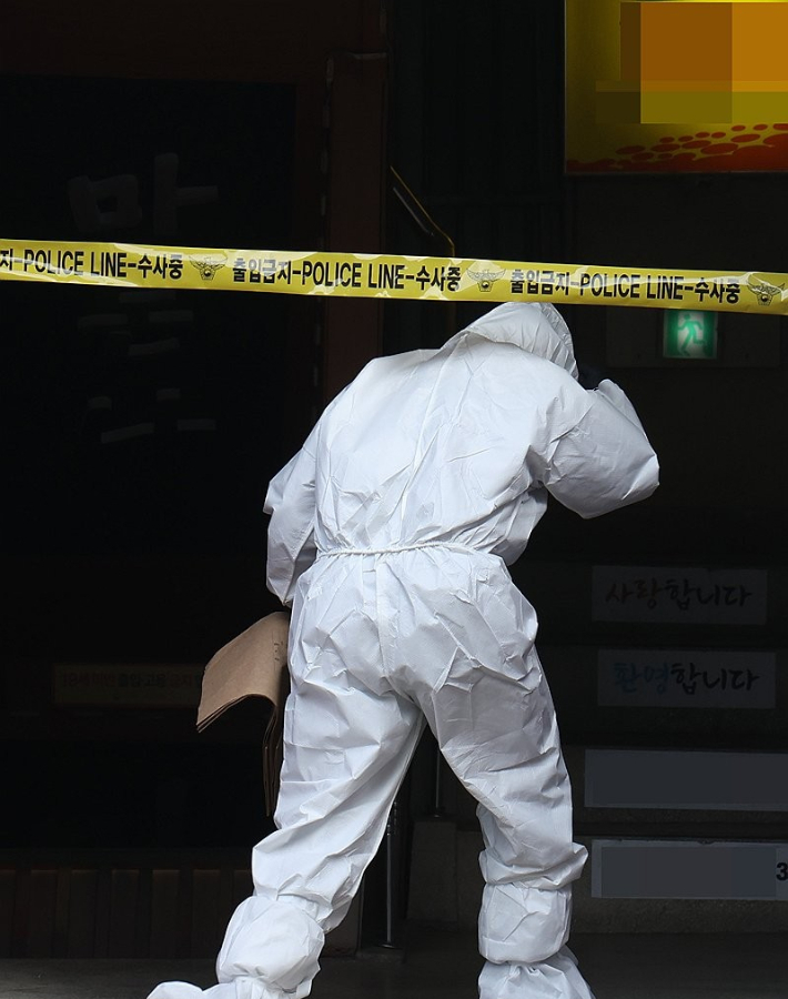 5일 경기도 양주시의 한 다방에서 경찰이 현장을 통제하고 있다. 연합뉴스