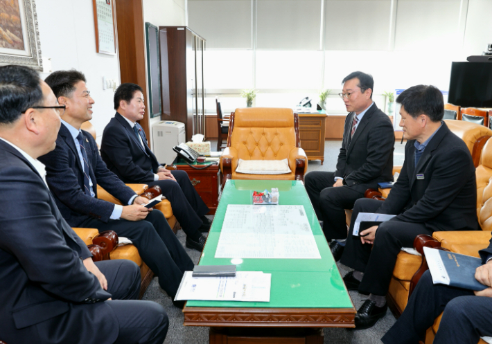 공영민 군수와 고흥 출신인 명창환 전남도 행정부지사(우측)가 면담하고 있다. 고흥군 제공