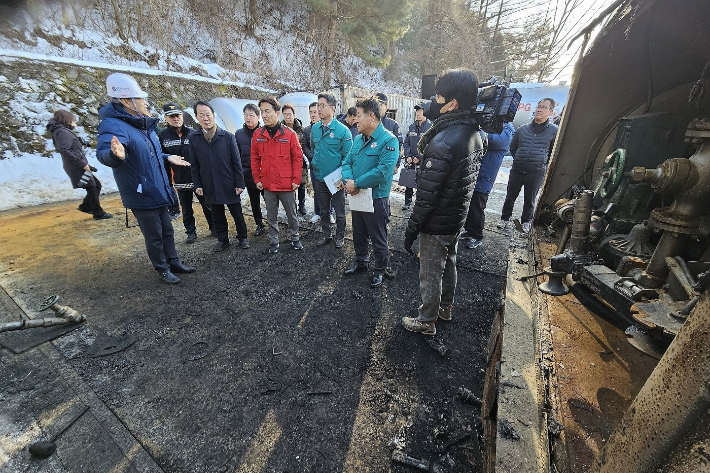 지난 4일 평창 LPG 충전소 폭발 사고 현장을 찾은 김진태 강원도지사. 연합뉴스