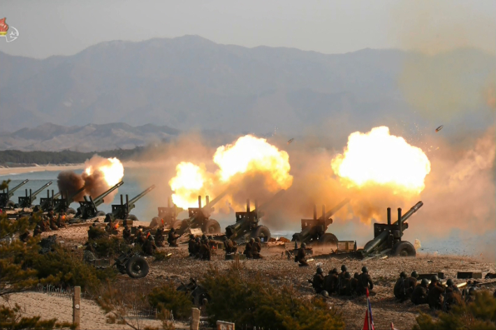 과거 북한이 공개한 포병부대의 포격 장면. 연합뉴스