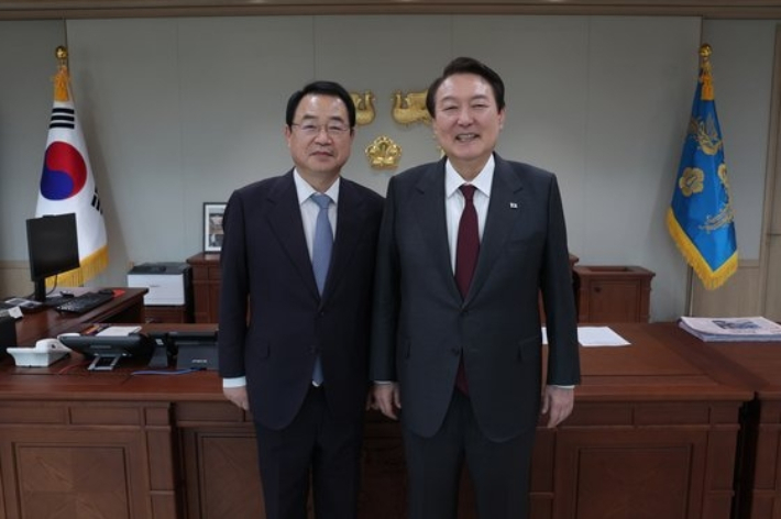 윤석열 대통령이 지난 2022년 12월 7일 용산 대통령실 청사에서 열린 한국법학교수회 임원진과의 오찬 간담회에서 정영환 회장(고려대 법학전문대학원 교수)과 기념 촬영을 하고 있다. 대통령실 제공