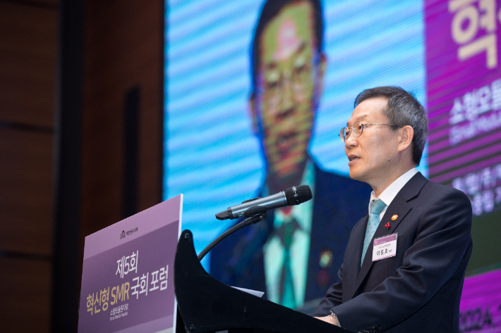 이종호 과학기술정보통신부 장관이 5일 서울 영등포구 콘래드호텔에서 열린 '제5회 혁신형 소형모듈원자로(SMR) 국회 포럼'에서 축사하고 있다. 과학기술정보통신부 제공