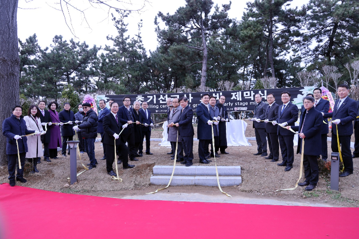 초기 선교사 묘비 제막하는 참석자들