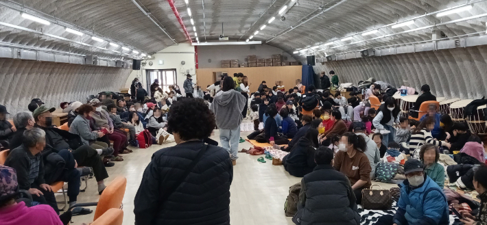 5일 인천 옹진군 연평도 주민들이 대피소에 모여있는 모습. 독자 제공